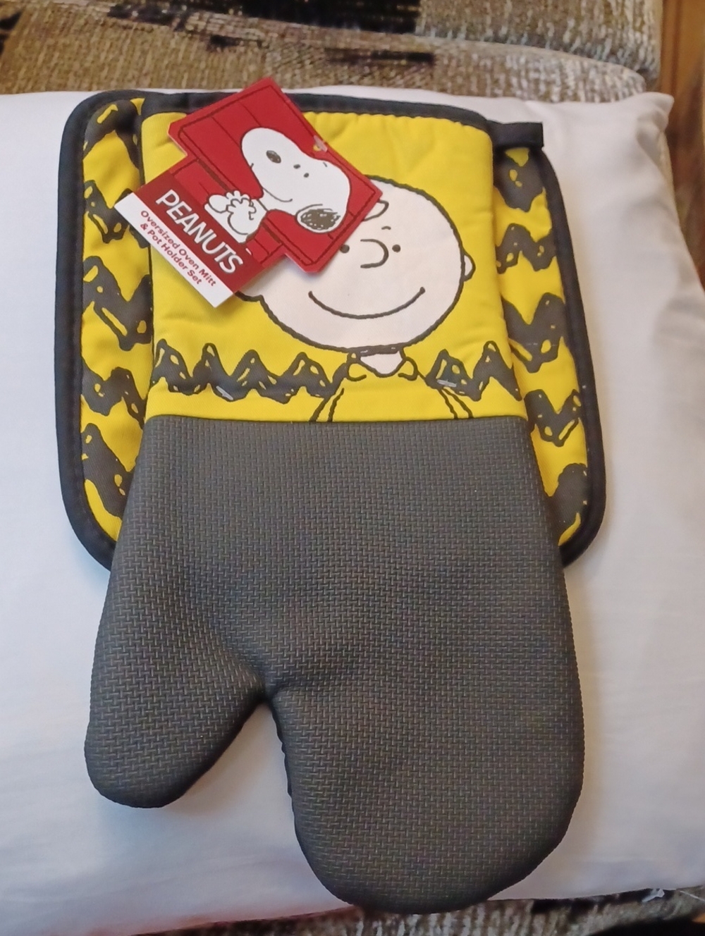 4/$60 New Peanuts Oven Mitt & Pot Holder Set - Charlie Brown Print